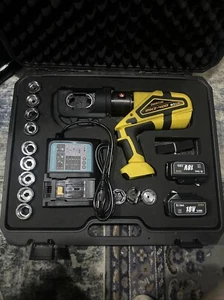 Herramienta de prensado de terminales de cable hidráulico eléctrico Dooroom D-MKZ-400 con troqueles, batería - Imagen 1 de 10