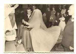 Boda Mariés A Rodilla Sacerdote Iglesia Intercambio Anillo Foto Antigua An. 1950 - Picture 1 of 1