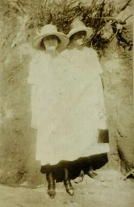 Zwei Frauen in weißem Kleid & Hut schwarzweiß Foto 2,75 x 4,5 - Bild 1 von 3