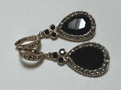 Pendientes colgantes de cristal con estrás de lágrima negra tono dorado de 1,5" firmados por Givenchy Foto 1 de 4