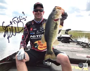 KEVIN VANDAM KVD SIGNED 8x10 PHOTO CELEBRATED BASS FISHERMAN LEGEND BECKETT BAS - Picture 1 of 2