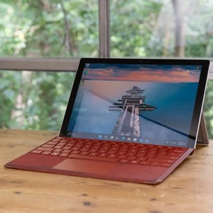 Microsoft Surface Pro 7 – Intel Core i5, 8GB RAM, 128GB SSD + Red Type Cover - Afbeelding 1 van 6