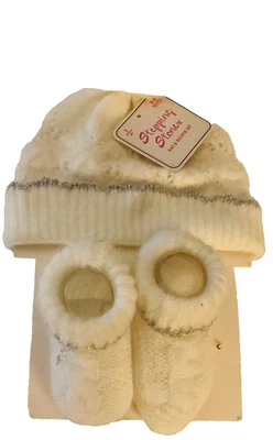 Stepping Stones 婴儿帽和短靴 0-6 个月面霜 Pom 抓绒新品 — 第 1/2 张图片