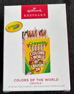 2023 Hallmark Colores del Mundo Crayola Crayones Árbol de Navidad Adorno NUEVO - Imagen 1 de 3