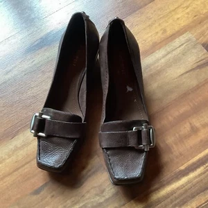 Nine West Größe 9,5 Braun Leder Schnalle Akzent Slipper Keilabsatz Halbschuhe - Bild 1 von 8