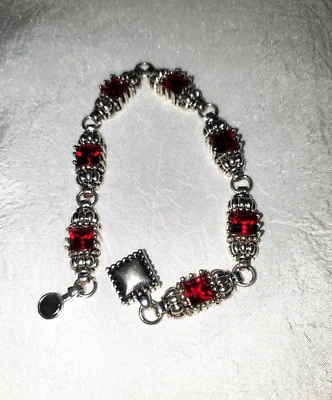 Brazalete de eslabones boho elegante cierre magnético con estrás de vidrio rojo y tono plata Foto 1 de 4