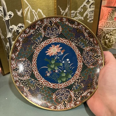 PLACA CRISANTEMO ESMALTE CLOISONNE JAPONÉS PERÍODO MEIJI SIGLO XIX 7,25 pulgadas Foto 1 de 4