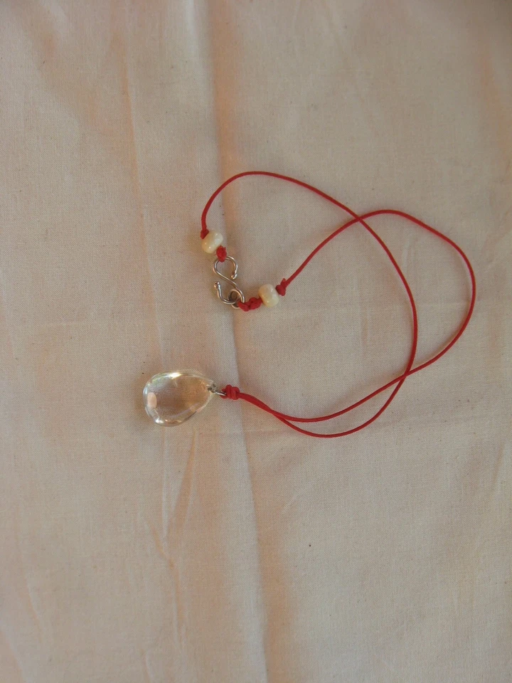 Pingente de quartzo e colar antigo de osso em cordão vermelho com fechos de prata feitos à mão - Imagem 1 de 4