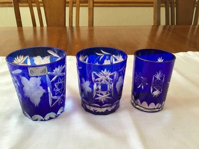 Juego de 3 hermosos vasos diferentes bohemios checos azul cobalto cortados a transparentes por Foto 1 de 4