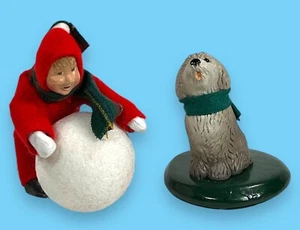 Byers'Carolers niño en traje de nieve rojo con bola de nieve grande y una bufanda verde perro - Imagen 1 de 2