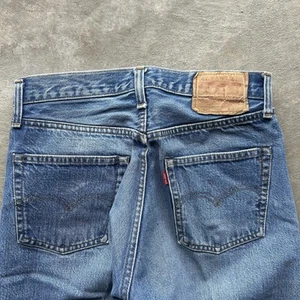 Jeans de mezclilla vintage años 70 Levi's 501xx ribete rojo lavado oscuro etiquetados 31x31 - Imagen 1 de 10
