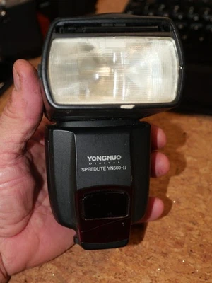 Yongnuo YN560-II Speedlite Flash With batteries & diffuser - Image 1 of 4