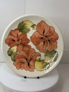 Moorcroft Keramik Koralle Hibiskus auf cremefarbenem Hintergrund Teller/Ladegerät. Durchmesser 26 cm  - Bild 1 von 17