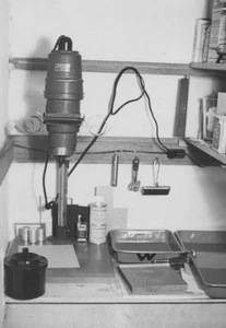 50er Jahre Dunkelkammer Setup Fotografie Ausrüstung Entwicklung Tabletts Vergrößerer - Bild 1 von 3