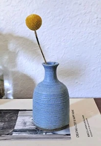 Jarrón Studio Pottery Bud azul texturizado vintage firmado gres MYRA 4,5" - Imagen 1 de 5