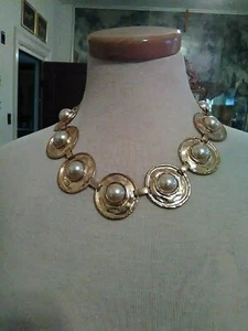 VINTAGE GOLDENES COLLIER HALSKETTE GEHÄMMERTE SCHEIBEN MIT KUNSTMABE PERLE + OHRRINGE - Bild 1 von 6