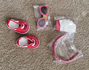 ACENTOS DE VERANO American Girl - Zapatos rojos Calcetines Gafas - NUEVOS EN CAJA - Imagen 1 de 3