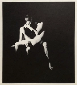 Anonyme — couple nu enlacé — photographie tirée sur vélin BFK Rives — XXe. - Bild 1 von 3