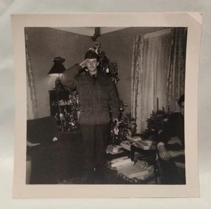 Soldatengruß stehend vor geschmücktem Weihnachtsbaum rauchend Vintage Foto  - Bild 1 von 2