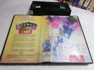 THE GOONIES Steven Spielbergs - 1985 Warner Home Video Rare Cover Art VHS Issue! - Picture 1 of 12