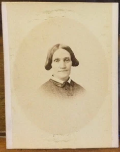 Vestido CDV Retrato Mujer Acolchado Ala Peinado Años 1850 Una Foto Bisbee Cleveland O - Imagen 1 de 2