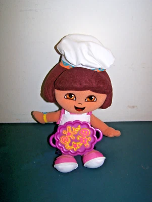 MUÑECA PANADERA CHEF COCINERO PELUCHE DORA LA EXPLORADORA PRECIO PESCADOR MATE CON HOJA DE GALLETAS Foto 1 de 4