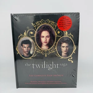 The Twilight Saga The Complete Film Archive Memories, Mementos & Other Treasures - Foto 1 di 3