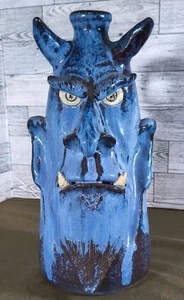 Jarra facial de arte popular esmaltada azul moteado Dal Burtchaell con cuernos y colmillos - Imagen 1 de 6