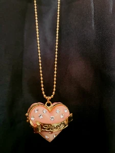 Collar Medallón Corazón Esmalte Rosa Grueso Betsey Johnson Largo Barbiecore - Imagen 1 de 10