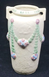 VASO VINTAGE ROSEVILLE ARTE CERAMICA CON MANICO, MOTIVO LA ROSE, 6,25 POLLICI, VECCHIO MARCHIO - Foto 1 di 6