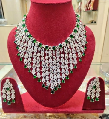 Elegante Conjunto de Collar Gotas de Tulipán Demonio Adornado con Esmeralda en Forma de V. Foto 1 de 4
