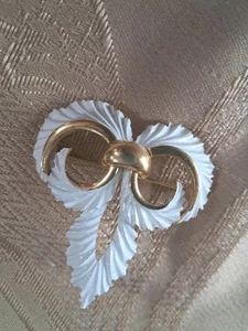 Vintage ~ Trifari ~ White ENAMEL ~Fleur De Lis Brooch~ SIGNED ~ EUC! - Picture 1 of 5