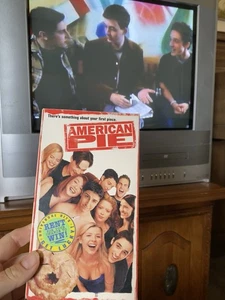 American Pie VHS, 1999 MILF Stifler’s Mom Jennifer Coolidge Eugene Levy - Bild 1 von 4