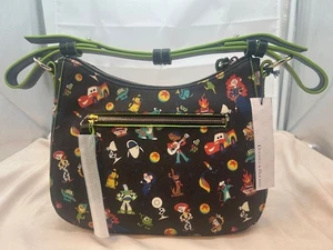 Dooney & Bourke Disney Parks Pixar Hobo Handtasche Tasche Toy Story Coco Cars Wall-E Neu mit Etikett - Bild 1 von 10