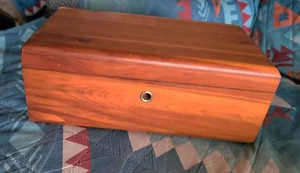 Miniatur LANE CEDAR CHEST (Hoffnungstruhe) 3x5x9 cm. super aussehende Brust - Bild 1 von 13