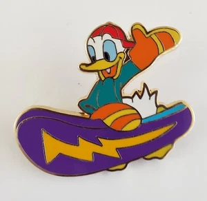 DLRP DISNEYLAND PARIS DONALD SNOWBOARDING GASTMITGLIED SCHLÜSSELBAND GWP/REFRESHER PIN - Bild 1 von 6