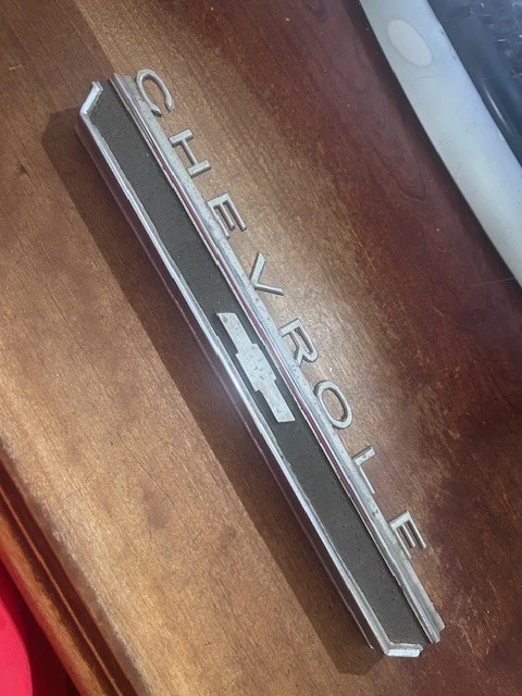 Chevrolet Chevy II 1963 emblema de maletero vintage OEM estado original Foto 1 de 2