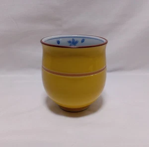 Handgefertigte japanische gelbe Tee- oder Sake-Tasse mit blauem Blumenmuster - Bild 1 von 18
