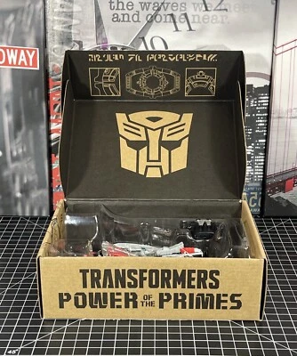 Transformers Generations Selects * RED SWOOP DINOBOT FIGURE * Deluxe Class NEW - Image 1 of 4