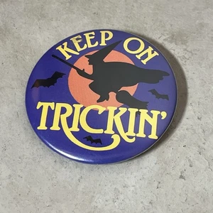 Vintage. Halloween Keep on Trickin 1988 bruja en escoba luna botón pin - Imagen 1 de 2