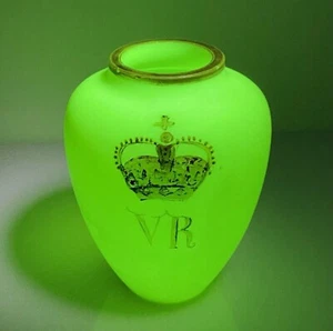 1838 Queen Victoria Coronation? Opaline Uranium Commemorative Glass Gilded Vase - Foto 1 di 12