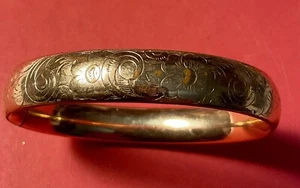 A vintage 10k Gold Plated Bangle Bracelet. Signed F&B. Excellent Condition. - Picture 1 of 7
