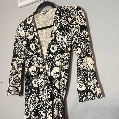 Vestido Diane von Furstenberg DVF Vintage Envolvente de Seda Negro Crema Floral Talla 8 Foto 1 de 4