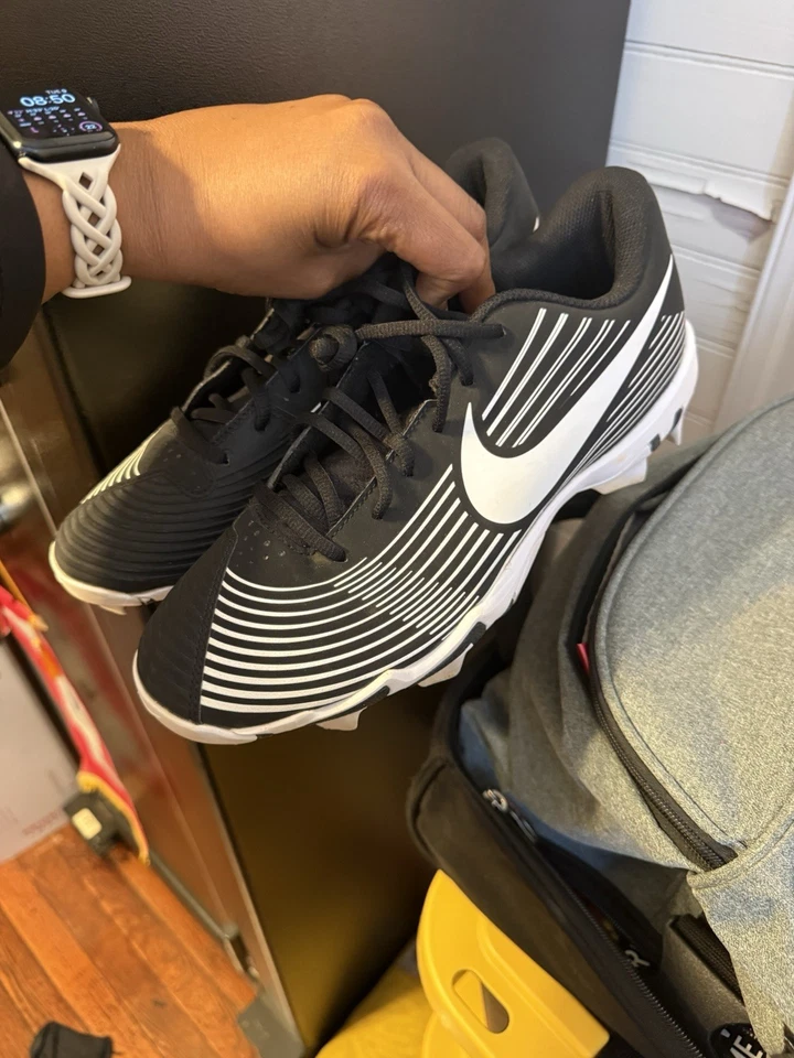 Botines de softbol NIKE Fastflex para mujer talla 8 blanco y negro-usados en excelente estado Foto 1 de 2