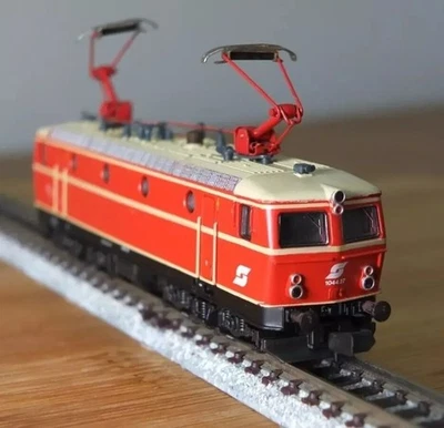 Roco 02158A N gauge ÖBB 1044 electric locomotive in red livery - Image 1 of 4