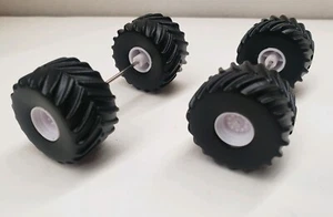 costruzioni personalizzate ruote pneumatici 1/64 4x4 camion fango alterin assi greenlight monster - Foto 1 di 3