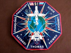 WENDY LAWRENCE STS-91 TRANSBORDADOR ESPACIAL ASTRONAUTA FIRMADO AUTOMÁTICO NASA STS-91 PLACA JSA - Imagen 1 de 3