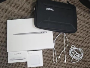 Apple MacBook Air 13-inch M1 8GB 256 GB W/ Magic Mouse and Carrying Case Bundle - Photo 1/7