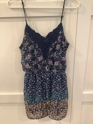 Mameluco Xhilaration Talla M Estampado Floral Cuello en V Correas de Espagueti con Encaje Foto 1 de 4