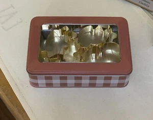 Neu RAE DUNN Herbst Herbst Ausstechformen Set in einer LL "GIVE THANKS" Dose - Bild 1 von 2